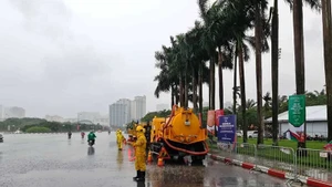 Công nhân Công ty Thoát nước Hà Nội ứng trực chung quanh khu vực Sân vận động Mỹ Đình. (Ảnh: Ngọc Anh)