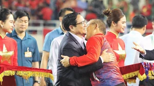 Thủ tướng Phạm Minh Chính chúc mừng và cảm ơn Huấn luyện viên Park Hang-seo. (Ảnh: KHIẾU MINH)