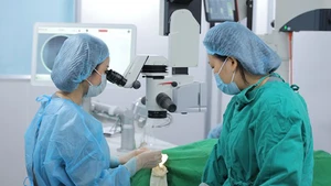 Bác sĩ phẫu thuật mắt cho bệnh nhân. (Ảnh minh họa)
