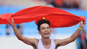 Hoàng Nguyên Thanh giành tấm Huy chương Vàng lịch sử cho marathon Việt Nam.