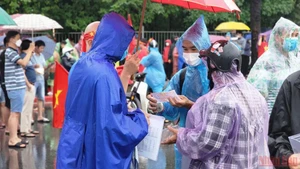 Cò vé chào mời một cặp vé khán đài D với giá 4 triệu đồng. (ẢNH: Sơn Bách)