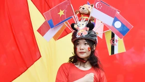 Một ASIAN đoàn kết thể hiện qua phong cách cổ vũ.