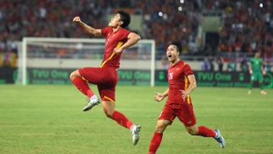 Tiền đạo Nhâm Mạnh Dũng trở thành người hùng với bàn thắng ở phút 83, giúp U23 Việt Nam bảo vệ thành công tấm Huy chương Vàng bóng đá nam SEA Games. (Ảnh: THÀNH ĐẠT)