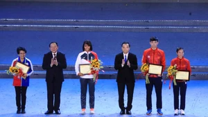 Lãnh đạo Bộ Văn hóa, Thể thao và Du lịch và lãnh đạo TP Hà Nội chúc mừng các vận động viên có thành tích xuất sắc tại SEA Games 31.