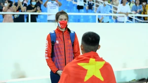 Màn cầu hôn siêu lãng mạn ngay trên sân vận động Quốc gia Mỹ Đình. (Ảnh: THÀNH ĐẠT)