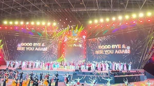 Quang cảnh Lễ bế mạc SEA Games 31. (Ảnh: KHIẾU MINH)