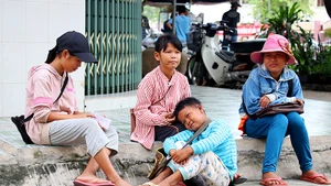 Tình trạng trẻ em phải thực hiện nhiều hình thức lao động không phù hợp lứa tuổi hiện vẫn xảy ra ở nhiều nơi. Ảnh: Thanh Nga