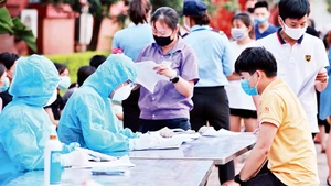 Lực lượng y tế xét nghiệm cho người dân thôn Bầu, xã Kim Chung, Đông Anh (Hà Nội). Ảnh | Nguyễn Hải