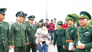Chi đội Công an Biên phòng Cảng Phòng Thành, Quảng Tây (Trung Quốc) bàn giao nạn nhân bị mua bán được giải cứu cho Đồn Biên phòng cửa khẩu quốc tế Móng Cái, BĐBP Quảng Ninh (Việt Nam). Ảnh: BĐBP tỉnh cung cấp