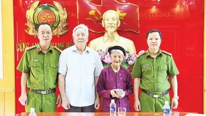 Đội Cảnh sát Hình sự Công an thành phố Thanh Hóa trao trả tài sản cho gia đình bị hại. Ảnh | Thái Thanh