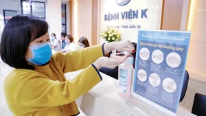 Rửa tay sát khuẩn phòng, chống Covid-19. Ảnh | TRẦN HÀ
