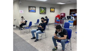 Người tham gia hiến máu trong lúc đợi kết quả xét nghiệm đều bảo đảm ngồi giãn cách. 