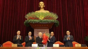 Thay mặt Bộ Chính trị, đồng chí Nguyễn Xuân Phúc, Thủ tướng Chính phủ tặng hoa chúc mừng đồng chí Nguyễn Phú Trọng được tín nhiệm bầu làm Tổng Bí thư Ban Chấp hành Trung ương Đảng Cộng sản Việt Nam khóa XIII. (Ảnh: TRÍ DŨNG/TTXVN)