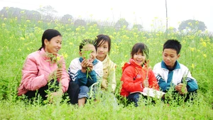 Trẻ em làng quê hồn nhiên.
