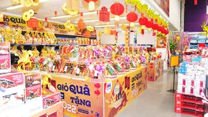 Nhiều siêu thị điều chỉnh giờ bán hàng để phục vụ nhu cầu mua sắm Tết của người dân.