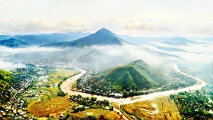 Thị trấn huyện Sông Mã dưới núi Pu Nhi, bên dòng sông Mã. Ảnh: ĐỨC TUẤN