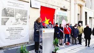Bà Lydia Samarbakhsh phát biểu ý kiến tại buổi lễ.