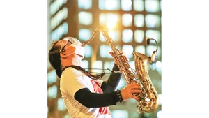 Nghệ sĩ saxophone Trần Mạnh Tuấn biểu diễn tại Bệnh viện dã chiến thu dung số 3 TP Hồ Chí Minh. Ảnh: Quỳnh Hoa 