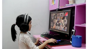 Nhóm học sinh lớp 1 chịu tác động nhiều nhất khi phải học trực tuyến do ảnh hưởng của dịch. Ảnh: Thanh Trúc