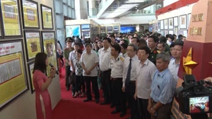 Công chúng đến với triển lãm.