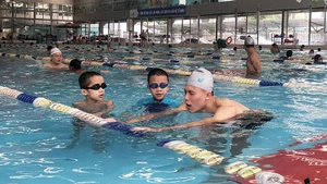 Lớp dạy bơi phòng, chống đuối nước cho trẻ em tại Hà Nội. Ảnh: MINH HÀ 