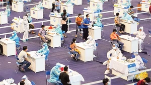 Người dân đến tiêm vắc-xin ngừa Covid-19 tại Nhà thi đấu Phú Thọ, quận 11, TP Hồ Chí Minh.