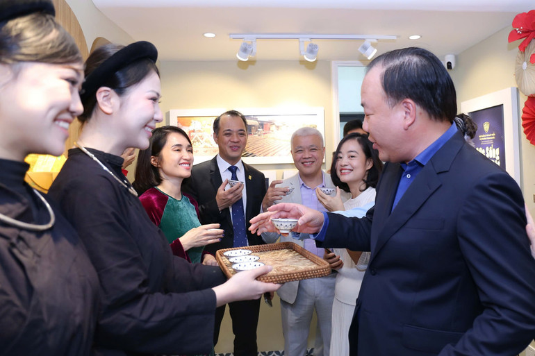 Cục trưởng Quản lý và Phát triển thị trường trong nước Trần Hữu Linh cùng các khách mời tham quan gian hàng trà Hương Quê (Thái Nguyên).