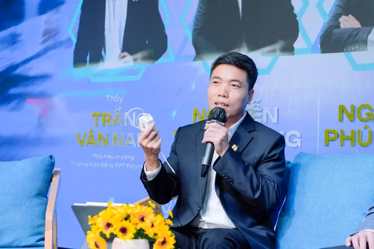 Ông Trần Vân Nam, Phó Hiệu trưởng Trường Cao đẳng FPT Polytechnic khẳng định chip bán dẫn và AI là 'bệ phóng' sự nghiệp hàng đầu cho thế hệ trẻ tại Workshop "AI &amp; Chip Bán dẫn - Nền tảng tương lai thông minh".