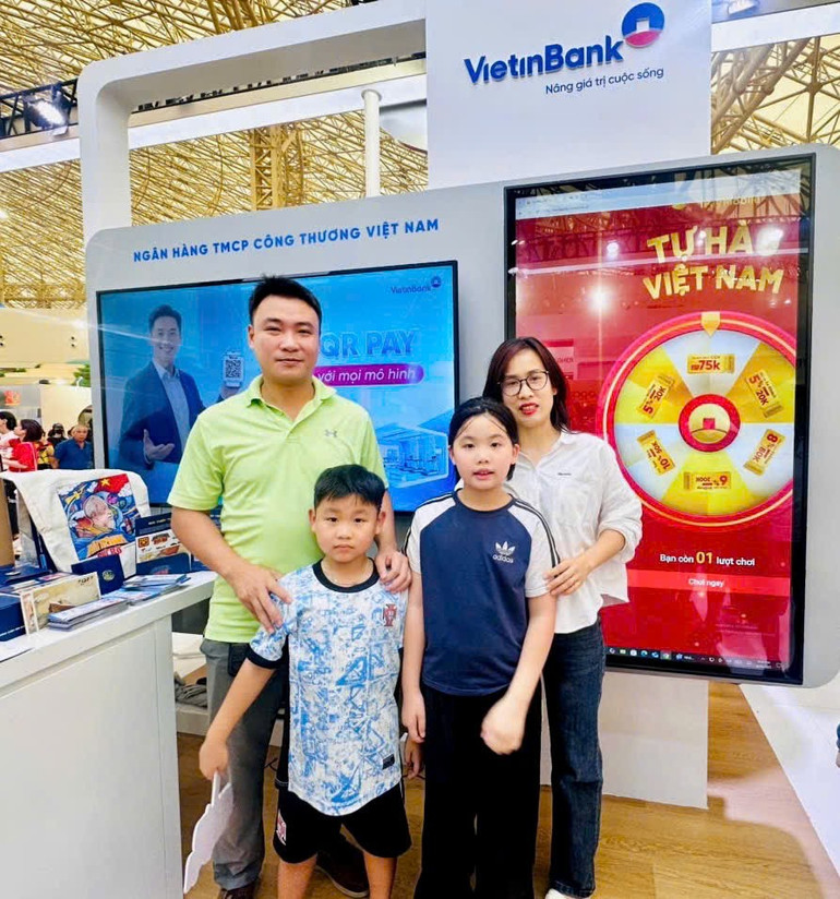 Nhiều phụ huynh cùng các em nhỏ check-in tại gian hàng VietinBank. 73fa6893fa7f7121286e.jpg