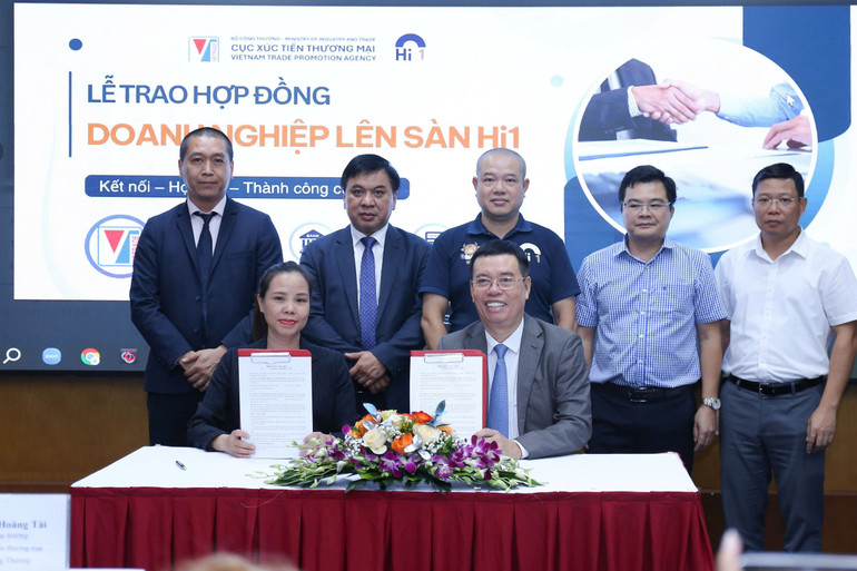 Cục Xúc tiến thương mại (Bộ Công thương) đã ký biên bản ghi nhớ với CTCP Hi1 Việt Nam nhằm phát triển mô hình F2C-Factory To Customer. Ảnh: ĐỖ BẢO 034594c2bed0348e6dc1.jpg