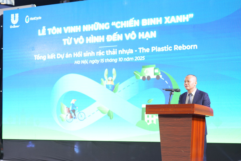 "Chúng tôi gọi những người thu gom rác thải tái chế là những Chiến binh xanh, bởi họ thực sự đang chiến đấu mỗi ngày với rác thải để đem lại màu xanh cho đất nước". (Ảnh: ĐỖ BẢO) qa103853.jpg