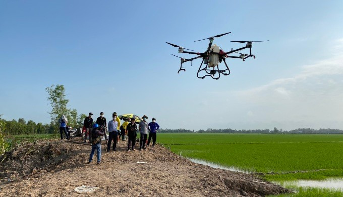 drone-mismart-phun-thuoc-tren-canh-dong.jpg