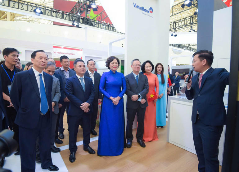 Lãnh đạo Ngân hàng Nhà nước tham quan trải nghiệm tại gian hàng VietinBank. a339e15173bdf8e3a1ac.jpg
