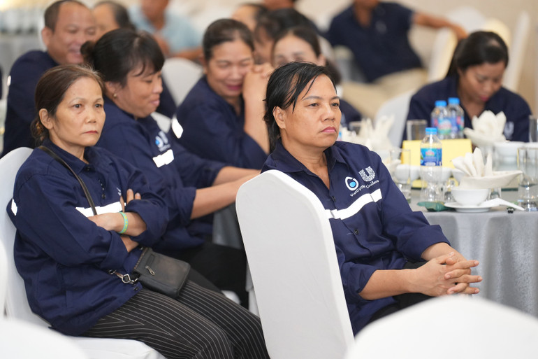 Lễ tôn vinh năm nay không chỉ là dịp để tri ân những người lao động thu gom rác phi chính thức, mà còn là “dấu mốc nhìn lại hành trình từ vô hình đến vô hạn”, hành trình của sự thay đổi trong nhận thức xã hội về vai trò của họ trong bảo vệ môi trường và phát triển bền vững. (Ảnh: ĐỖ BẢO) qa105083.jpg