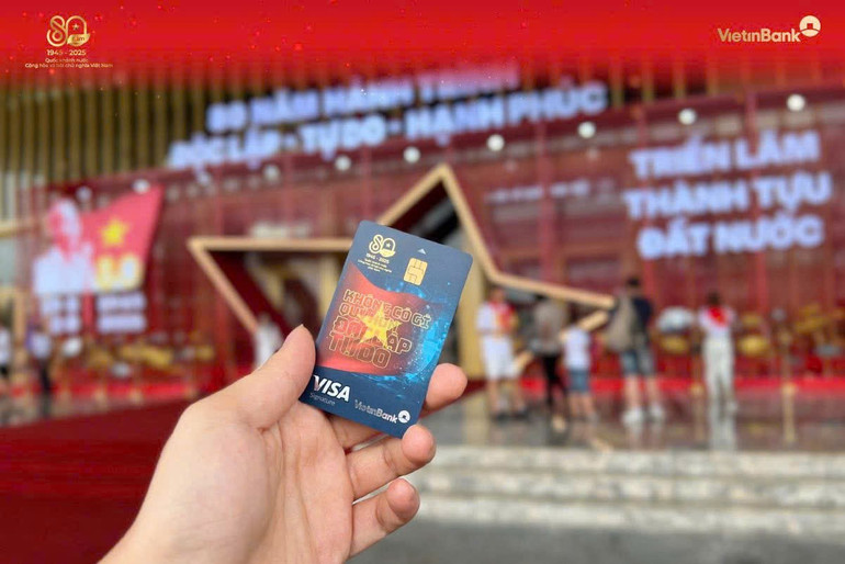 Khách hàng check-in cùng thẻ VietinBank Visa Signature phiên bản giới hạn chào mừng 80 năm Quốc khánh. 2533626445625507341.jpg