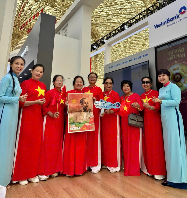 Đông đảo khách hàng tới check-in, trải nghiệm tại gian hàng VietinBank. cf95b3ff2113aa4df302.jpg