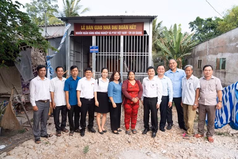 Bàn giao nhà Đại đoàn kết cho hộ dân tại huyện Châu Thành, An Giang.
