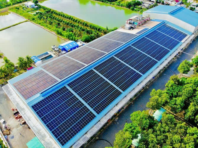 Tấm biển năng lượng mặt trời phủ kín nóc một nhà máy thuộc hệ sinh thái LC Foods Group. (Ảnh: ĐỖ BẢO) dien-mat-troi-tai-nha-may-thuoc-he-sinh-thai-lc-foods-group-1.jpg