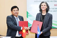 Đại diện Bộ Dân tộc và Tôn giáo và UNDP trao Bản ghi nhớ. Ảnh: LINH LÊ