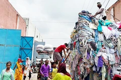 Những núi quần áo cũ được đưa đến Panipat mỗi ngày. Ảnh: THE GUARDIAN