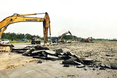 Các đơn vị chức năng tiến hành sửa chữa, bảo trì sân bay Vinh (Nghệ An).