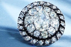 Đấu giá trâm cài áo của Napoleon