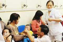 Điều trị bệnh về hô hấp tại Bệnh viện Nhi Trung ương. Ảnh: NGUYỆT ANH