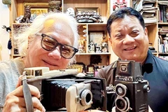 Đạo diễn Xuân Phước (phải) với tác giả bài viết chuẩn bị đạo cụ cho dòng phim xưa. Ảnh tư liệu của người viết