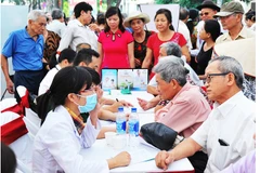 Tư vấn và khám bệnh miễn phí cho người cao tuổi. Ảnh: HẢI NAM