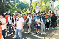 Chung bước vì nạn nhân chất độc da cam