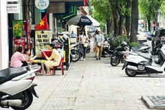 Cùng một tuyến phố ở trung tâm TP Hồ Chí Minh nhưng nơi thì có lối cho người đi bộ, nơi lại không.