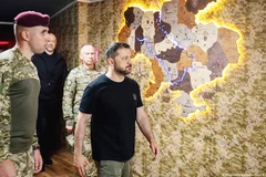 Tổng thống Ukraine V.Zelensky thị sát một khu vực chiến sự. Ảnh: DW