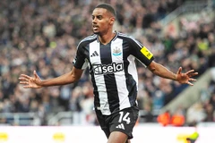 Newcastle quyết giữ Isak