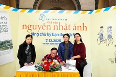 Nhà văn Nguyễn Nhật Ánh giao lưu, tặng chữ ký độc giả Hà Nội nhân ra mắt cuốn sách “Cô bé hàng xóm và bốn viên kẹo”. Ảnh: THANH BÌNH